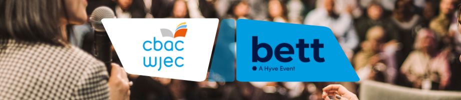 Siaradwr yn gynhadledd efo logo CBAC a bett ar ben.