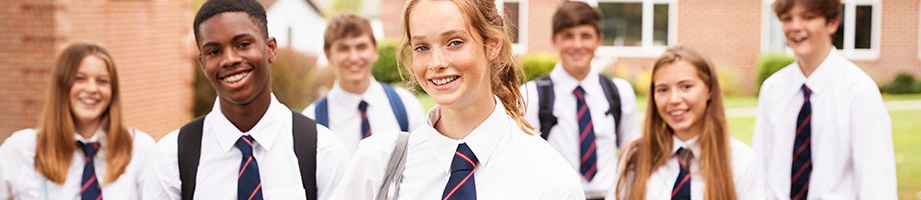 Ymgeiswyr yn casglu eu canlyniadau arholiadau TGAU a Bagloriaeth Cymru 2020 heddiw